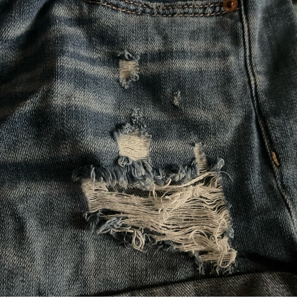 American Eagle Woman’s Tomgirl MIDI Distressed Medium Blue Denim Shorts Sz 8 - Picture 8 of 14